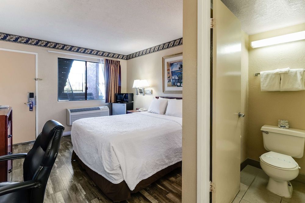 Knights Inn Madera Room, 1 Queen Bed 4