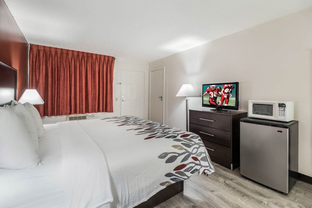 Red Roof Inn Cadiz Deluxe Room, 1 Queen Bed, Non Smoking 3