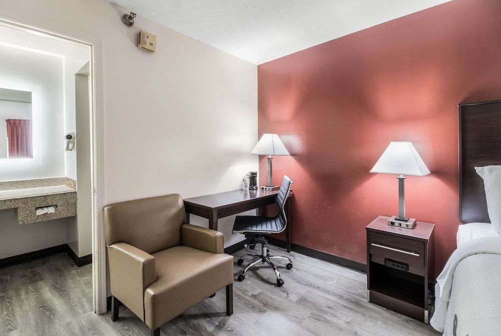 Red Roof Inn Cadiz Deluxe Room, 1 Queen Bed, Non Smoking 2