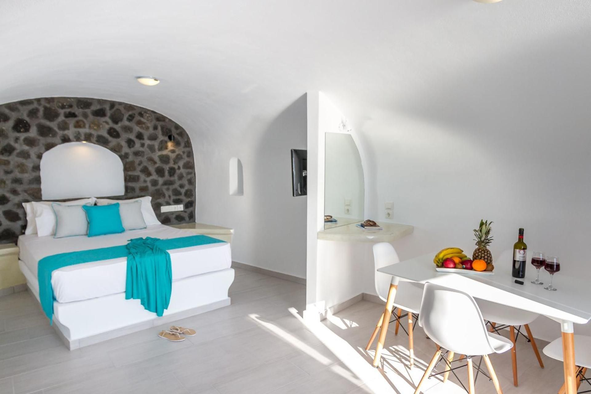 Deluxe Sea Suite with Hot Tub Caldera View