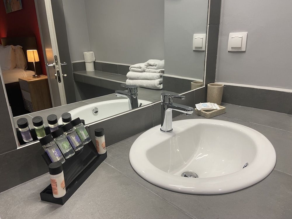 Connect Studios & Apartments Standard Double Room, Park View 11