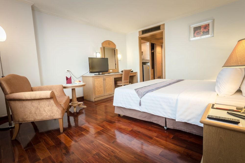 Grand Tower Inn Rama VI Hotel Deluxe Room 2