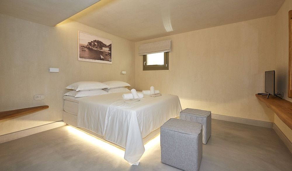 Luxury Villa, 3 Bedrooms, Partial Sea View, Poolside