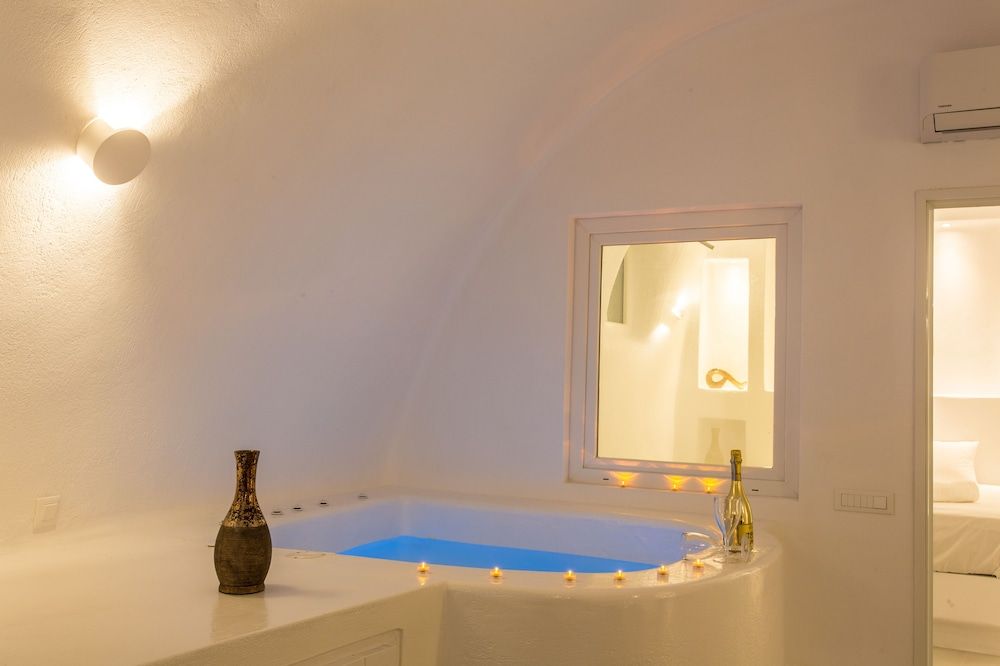 Boutique 88 Fira Apartment, 2 Bedrooms, Hot Tub (Elegant) 12