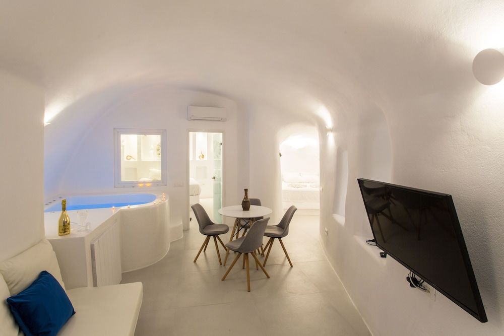 Boutique 88 Fira Apartment, 2 Bedrooms, Hot Tub (Elegant) 8