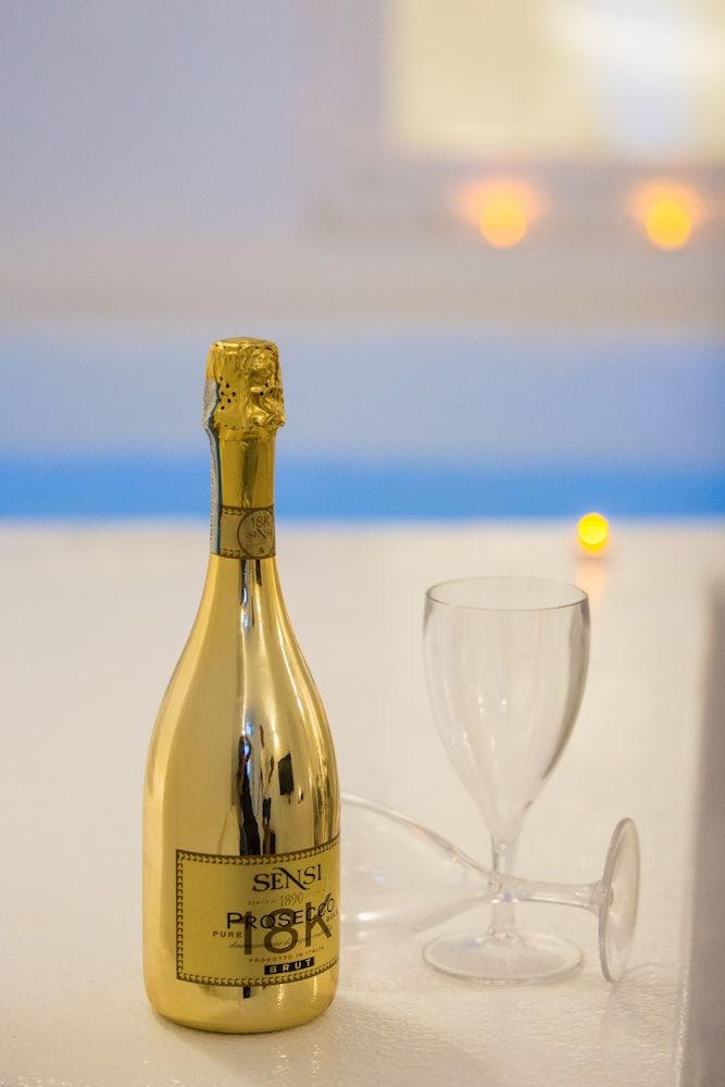 Boutique 88 Fira Apartment, 2 Bedrooms, Hot Tub (Elegant) 3