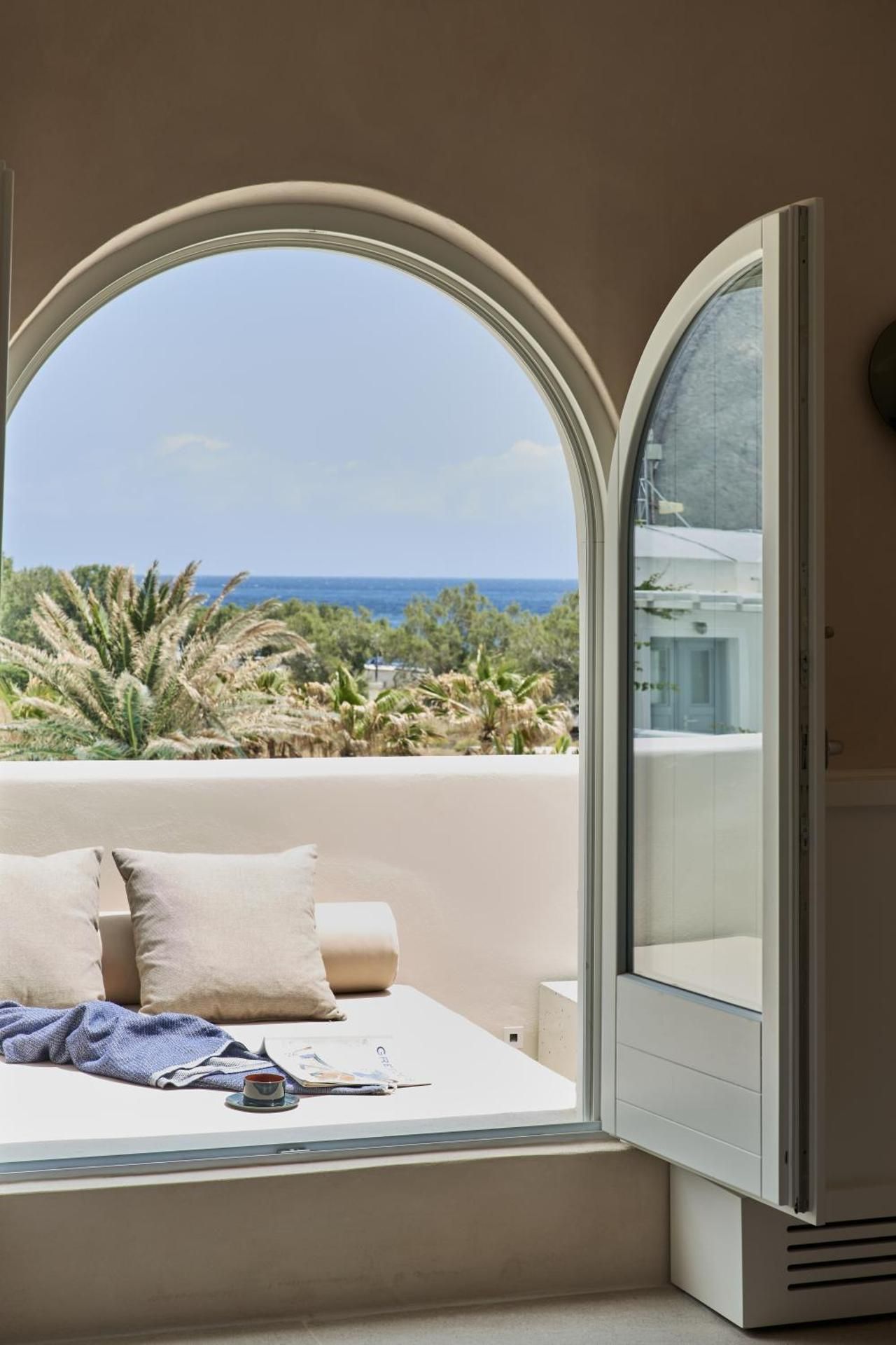Rakonto Suite with Separate Living Area and Sea View