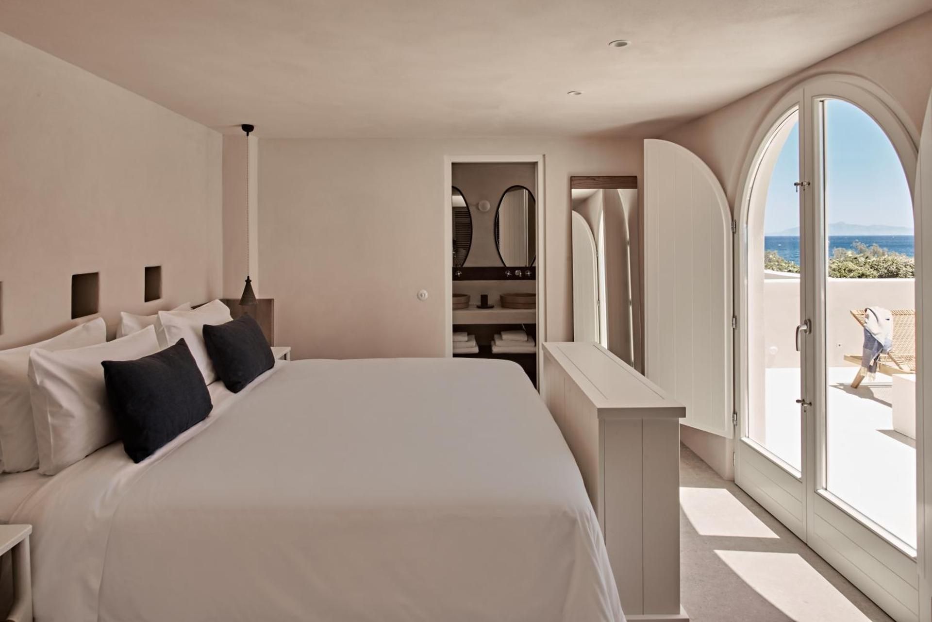 Storia Suite with Outdoor Hot Tub and Panoramic Sea View