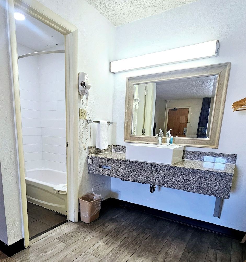 Super 8 by Wyndham Denver Central Basic Room, 1 King Bed, Non Smoking 4