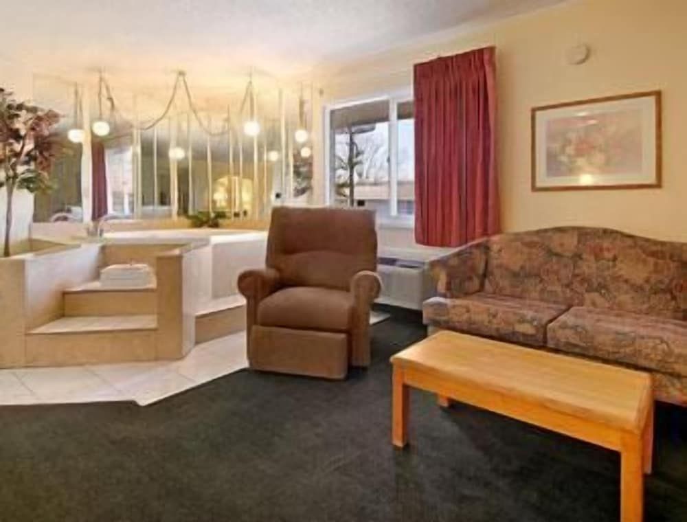 Lake View Inn & Suites Presidential Studio Suite 2