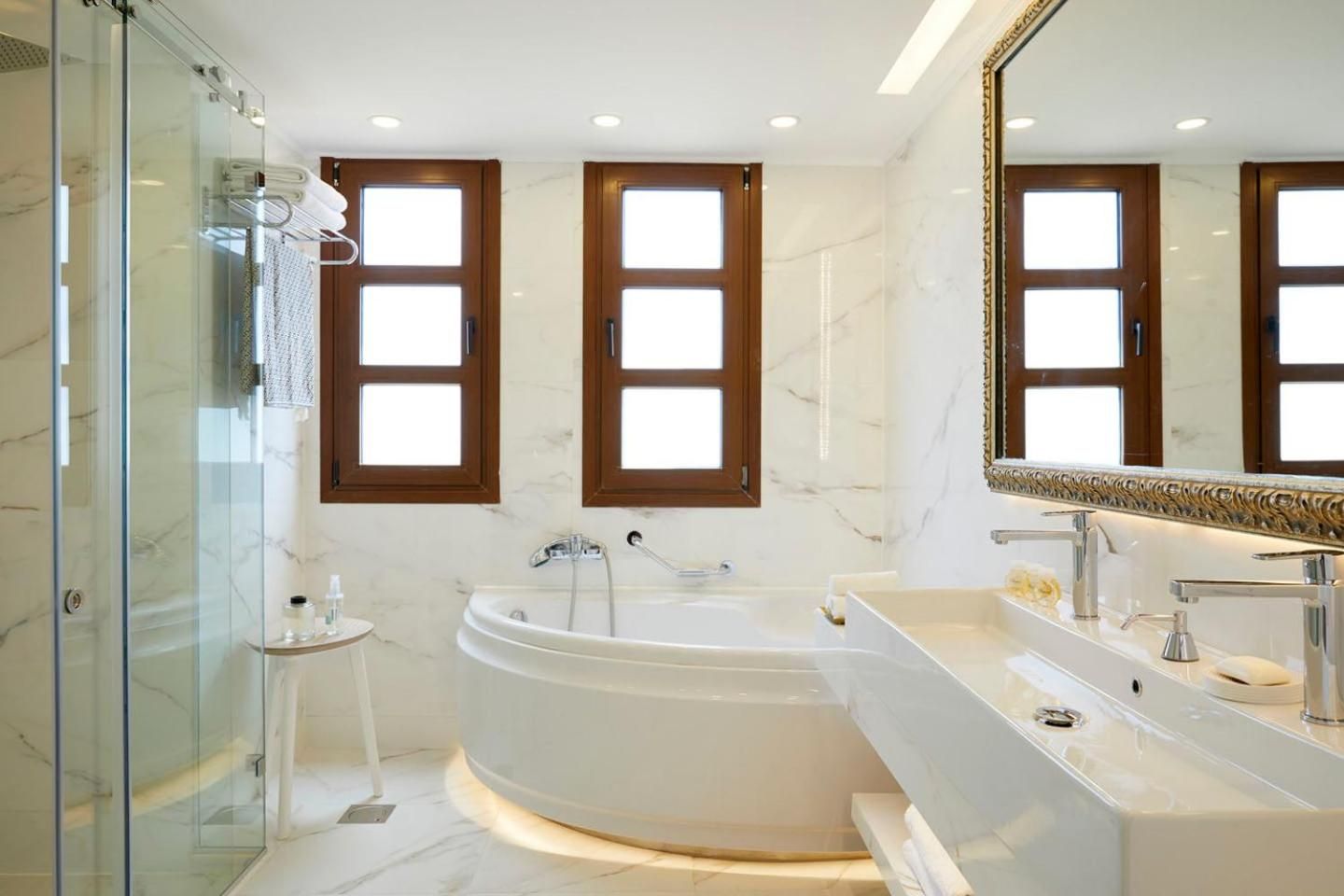 Deluxe Suite with Sea View or Pool View