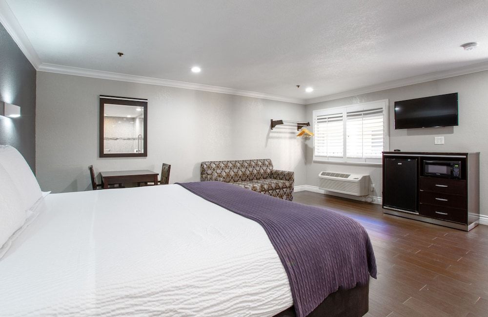 One King Bed with Jacuzzi