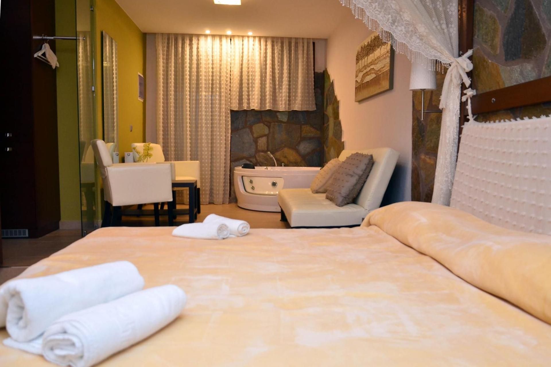 Queen Suite with Spa Bath
