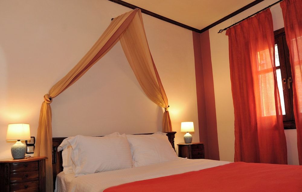 Archontiko Mesohori Deluxe Apartment, 1 Queen Bed with Sofa bed 4