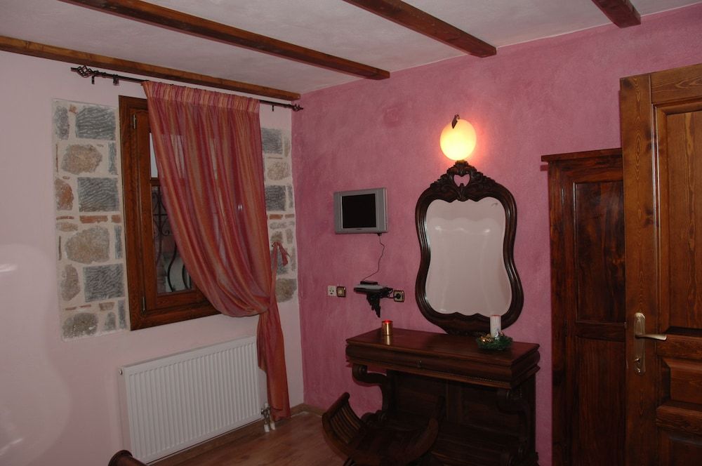 Archontiko Mesohori Deluxe Room 7