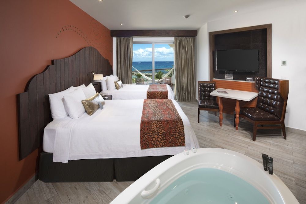 Royal Room, 2 Double Beds, Partial Ocean View (Rock Royalty)