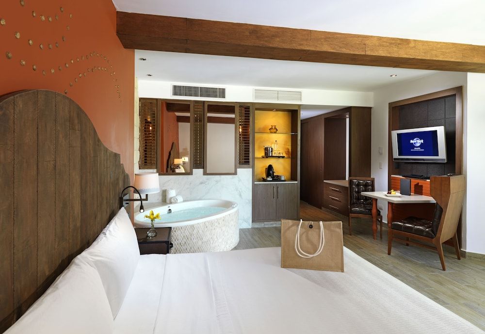Royal Room, 1 King Bed, Partial Ocean View (Rock Royalty)
