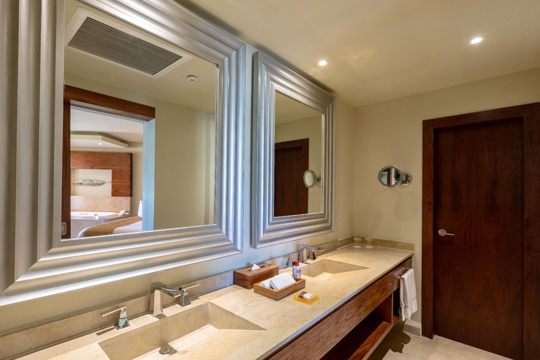 Superior Governor One Bedroom Suite Ocean View - King Size Bed