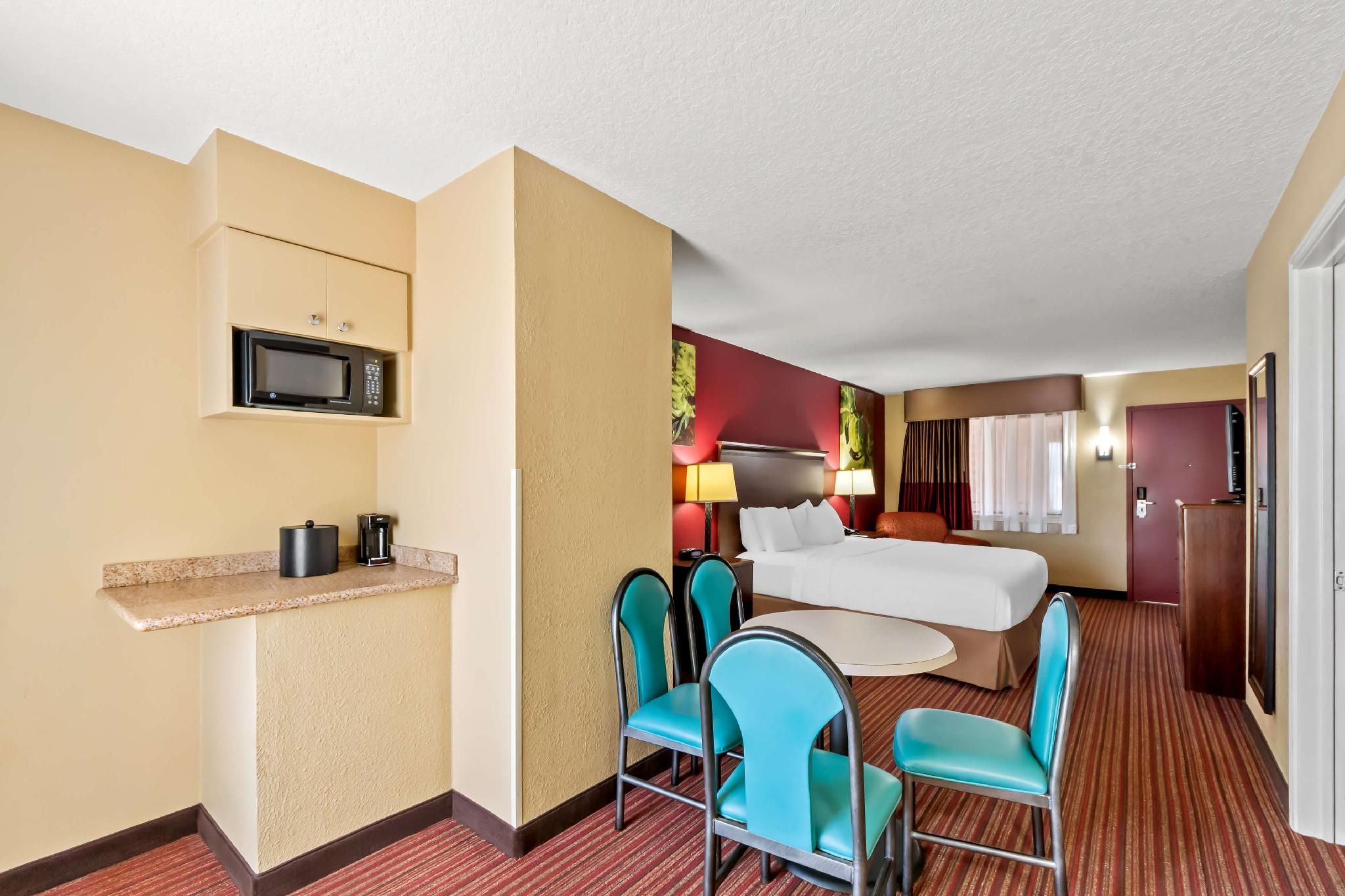 Suite-2 Rooms 3 Beds, Nonsmoking, Two Bedrooms, One King Bed, 2 Queen Beds, Dining Area