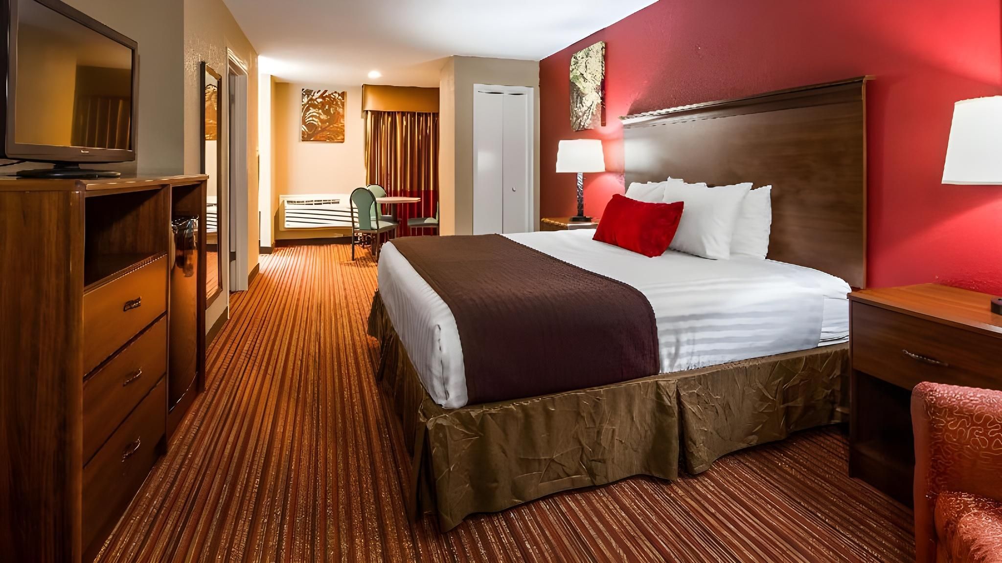 Suite-2 Rooms 3 Beds, Nonsmoking, Two Bedrooms, One King Bed, 2 Queen Beds, Dining Area