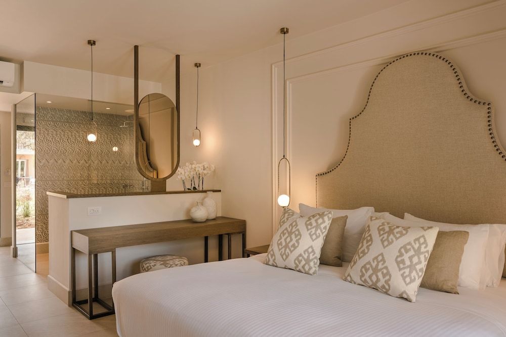 Design Double Swim-Up Room