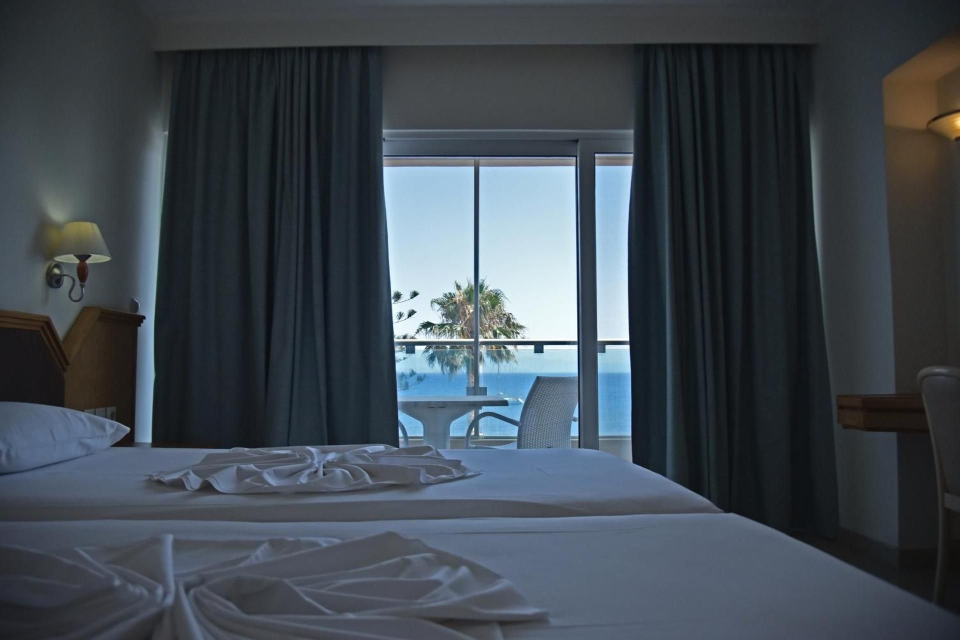 One-Bedroom Apartment with Sea View (4 Adults)