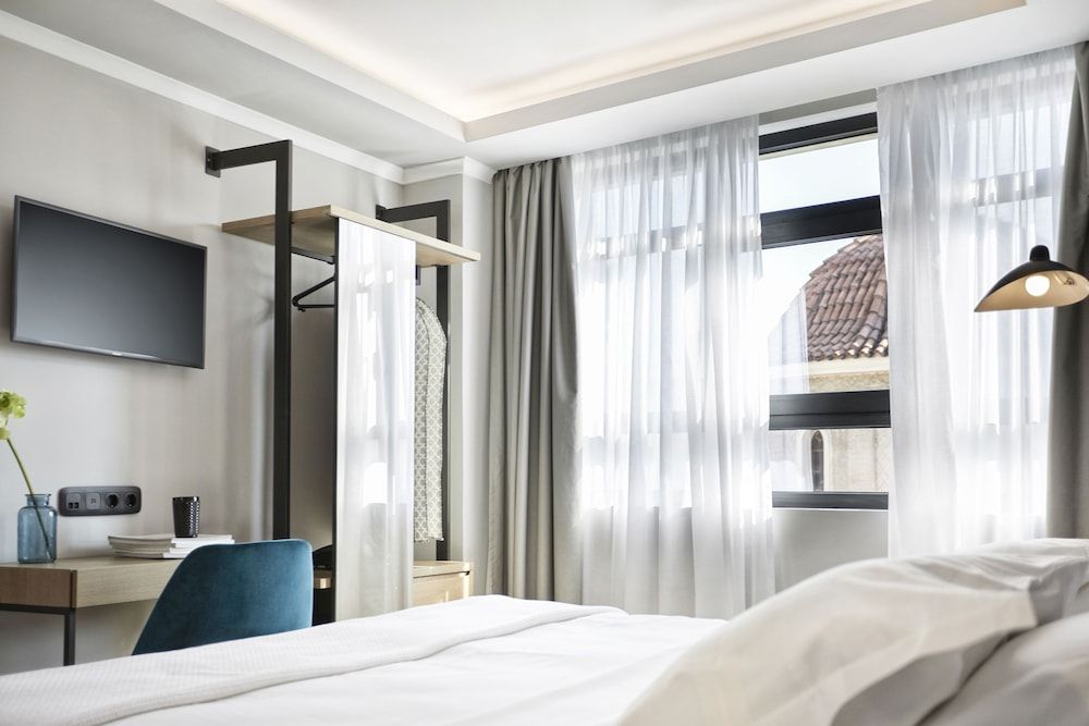 undefined The Artist Athens 10