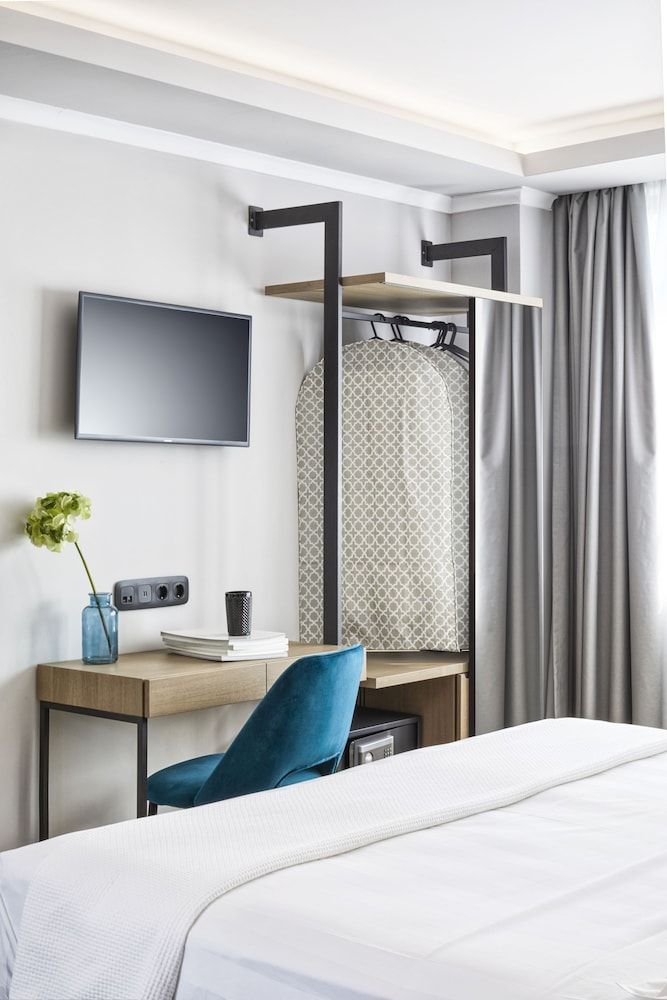 undefined The Artist Athens 9