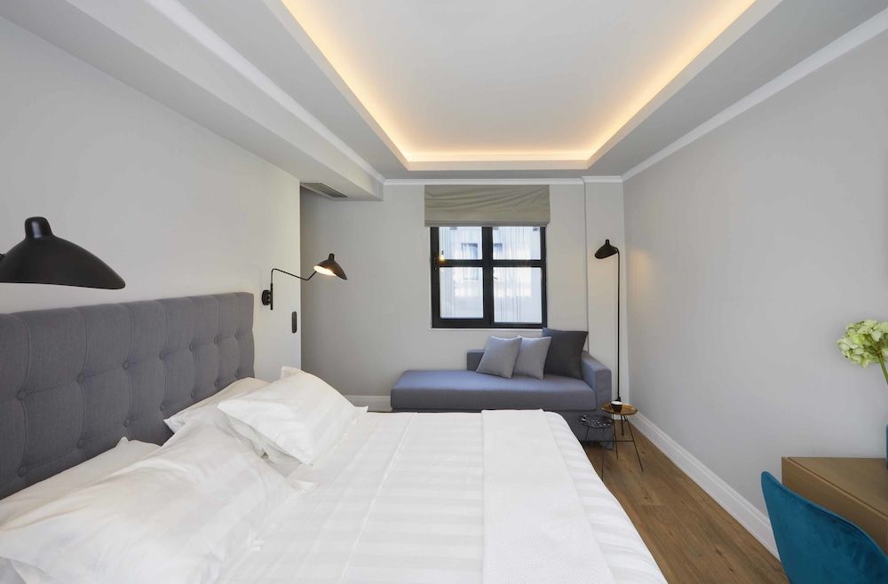 undefined The Artist Athens 8