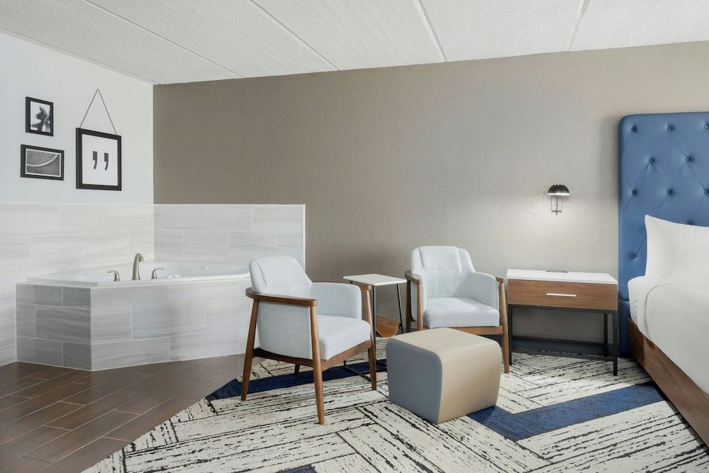 Four Points by Sheraton College Park Atlanta Airport Suite, 1 King Bed, Non Smoking, City View 4