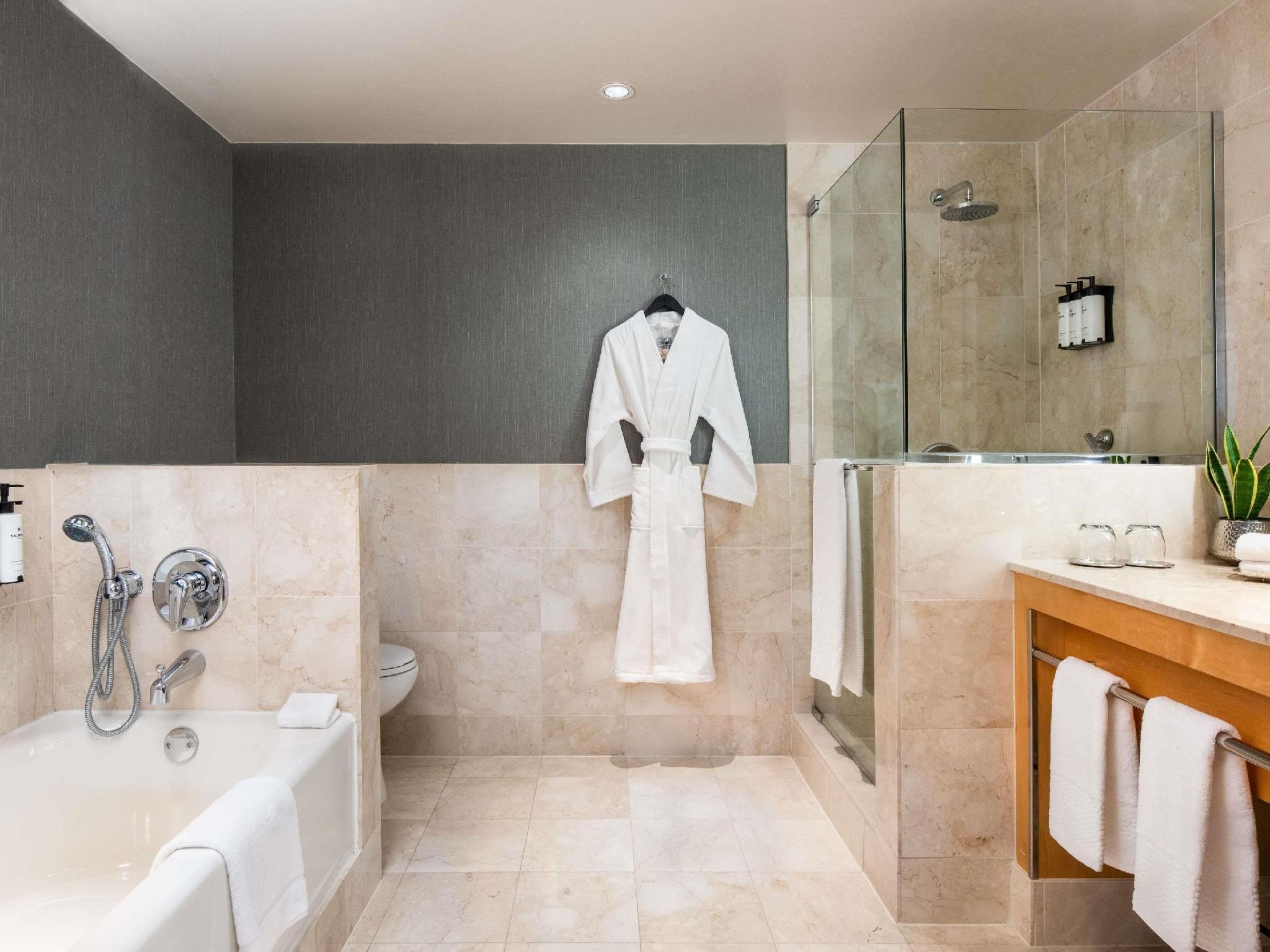 PRESTIGE SUITE 1 KING, 1 SOFABED - 700sf, 65sm, 1 Bedroom, 1 Living Room, Corner Suite