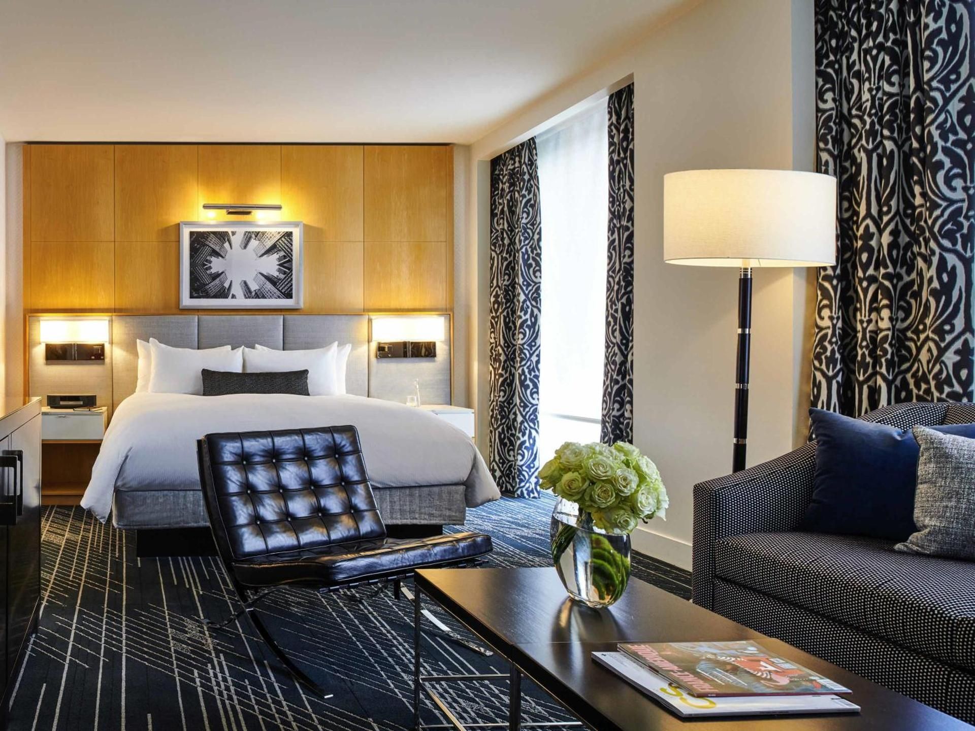 Junior King Suite with Sofa Bed and Accessible Tub