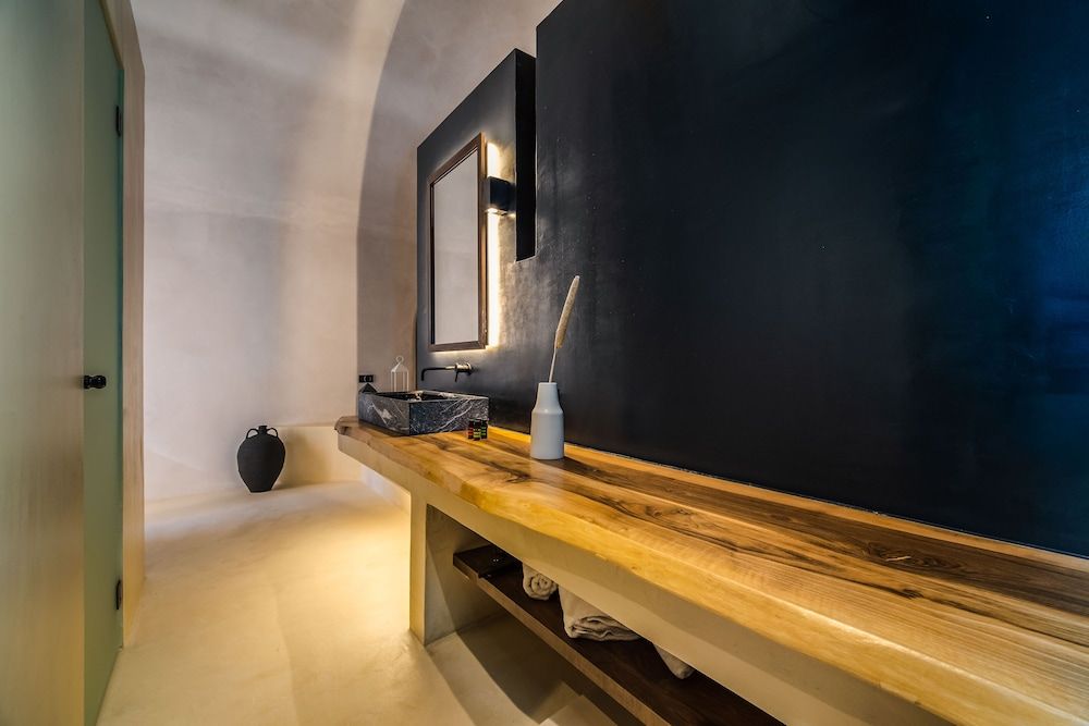 Phaos 1870, A restored Winery Senior Suite with Sunset View 10