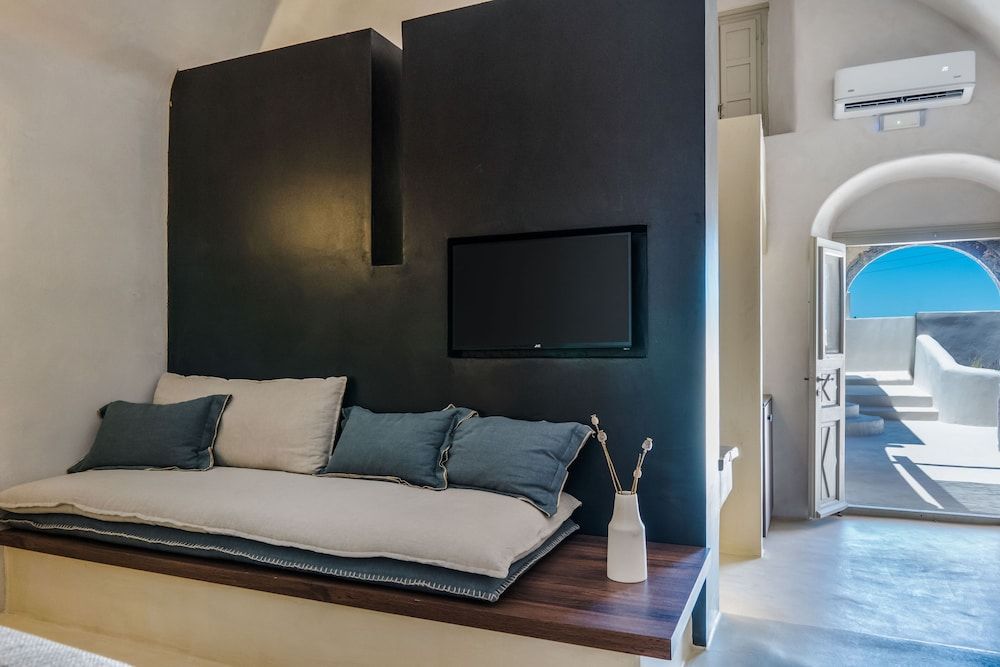 Phaos 1870, A restored Winery Senior Suite with Sunset View 11