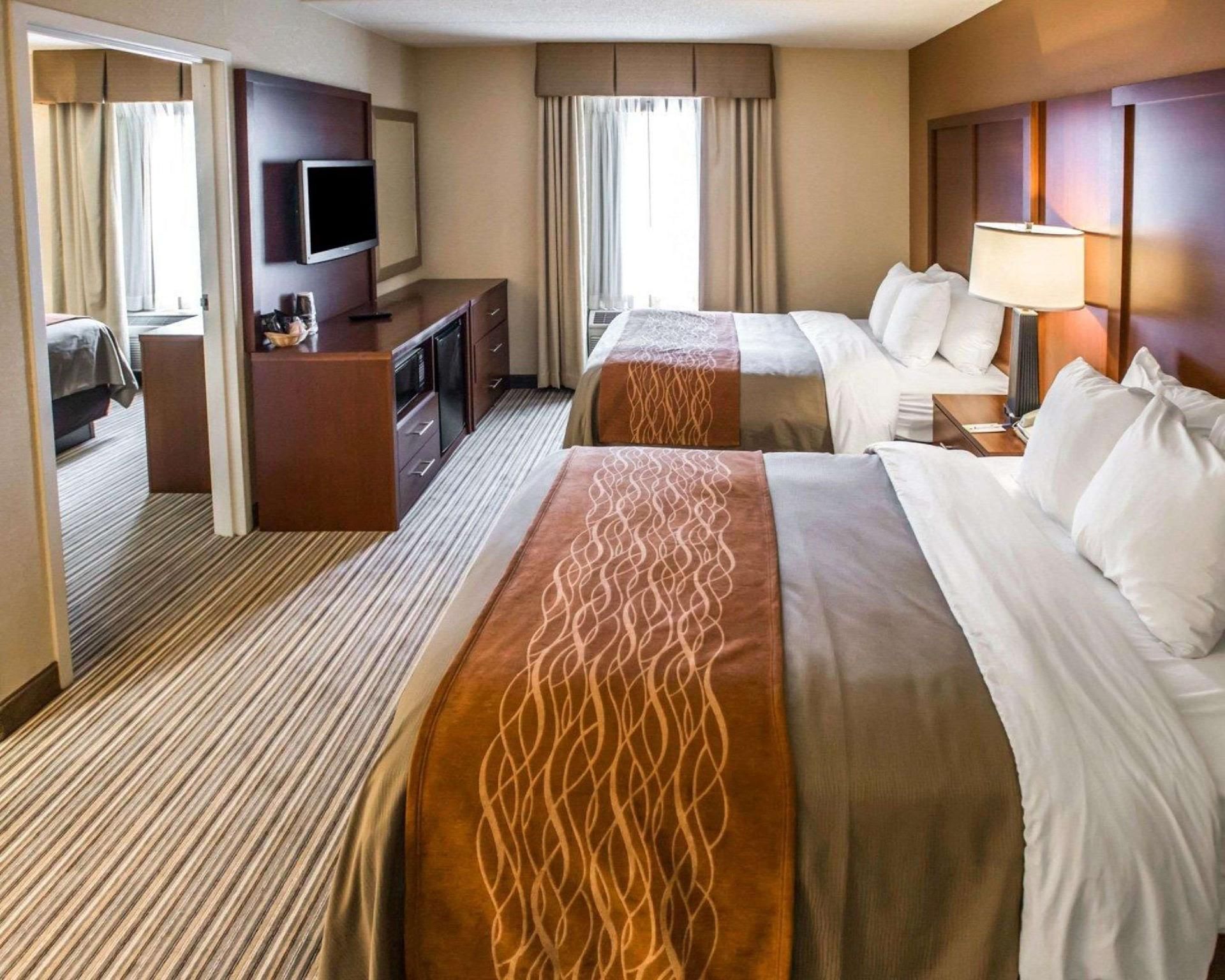 1 Queen Bed, 2 Double Beds, Suite, Nonsmoking