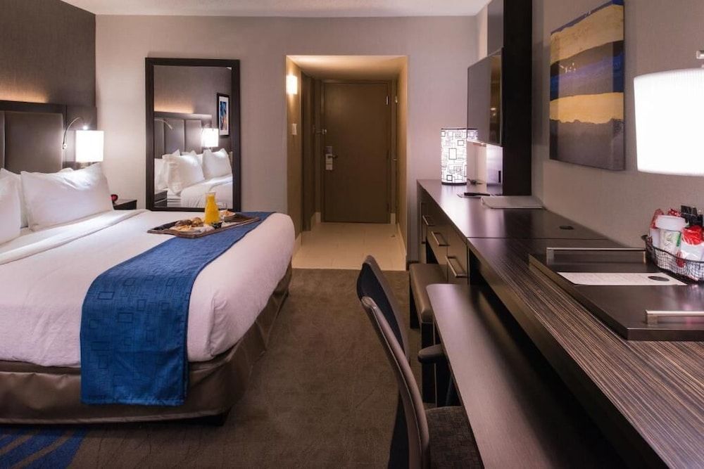 Classic Room (King Hearing Mobility Access)