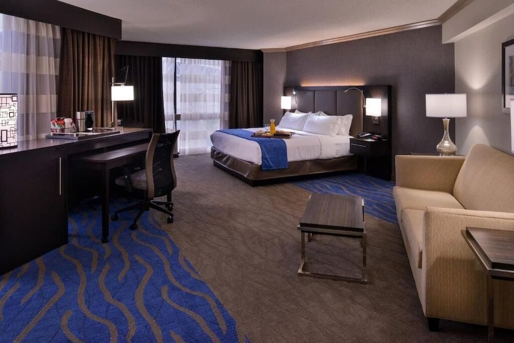 Classic Room (One Queen Roll in Shower Access)
