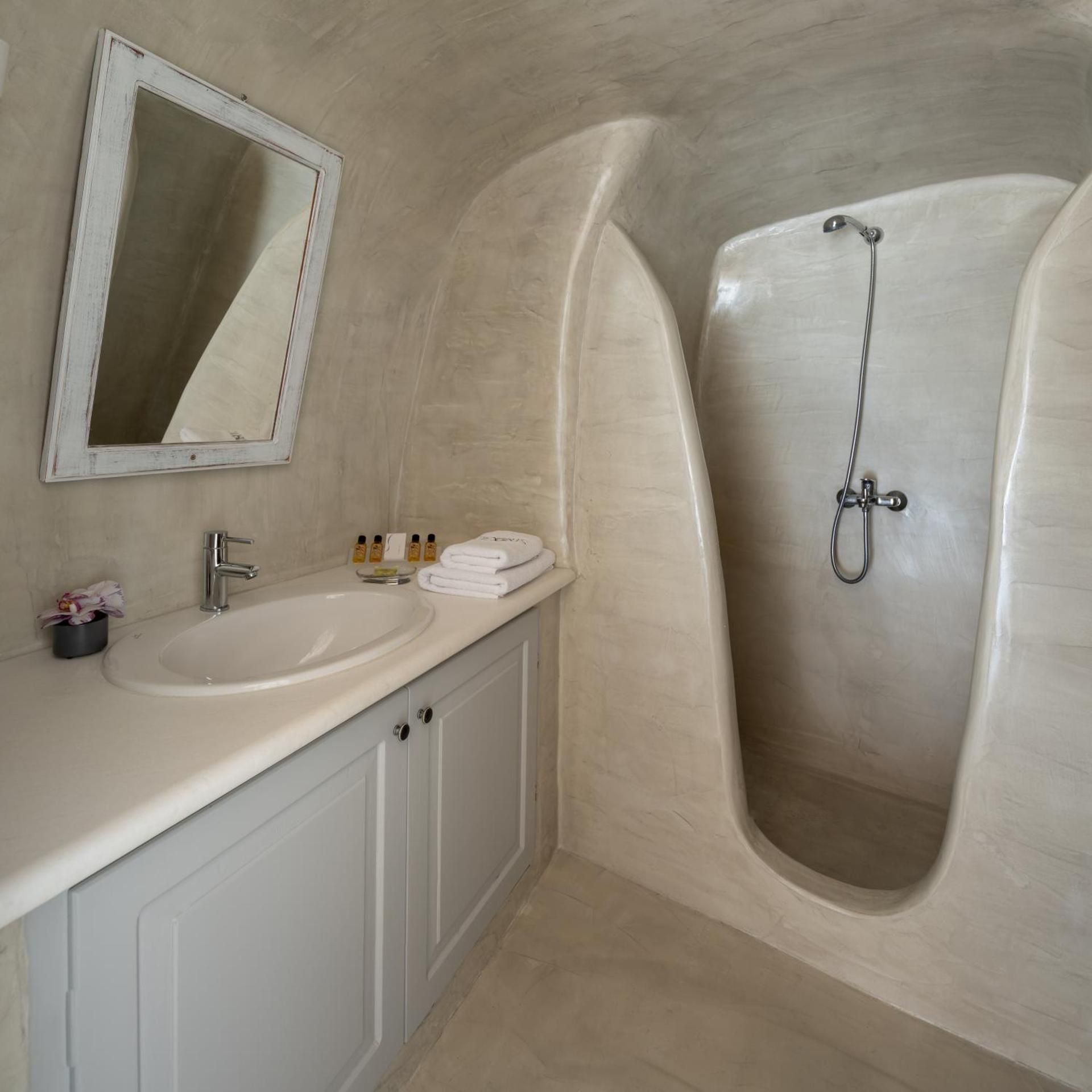 Deluxe Cave Apartment with Caldera View