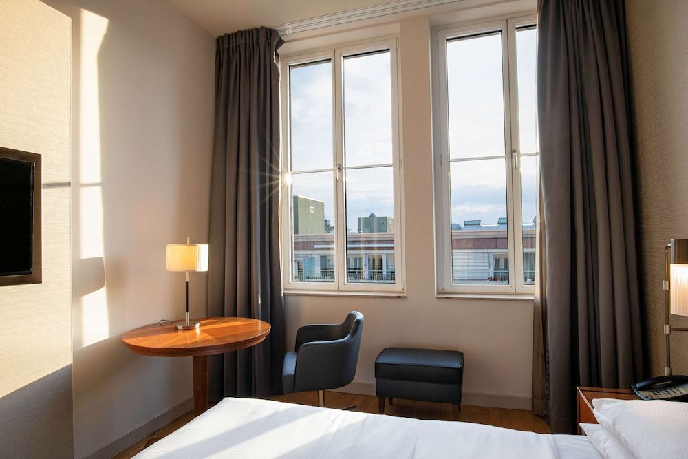 Hilton Cologne Room, 1 Queen Bed 4