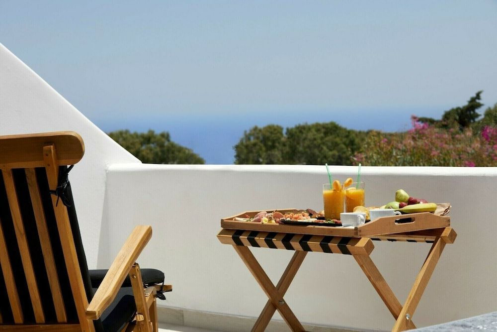 Kalisti Hotel & Suites Elegant White Deluxe Room with Private Balcony 4