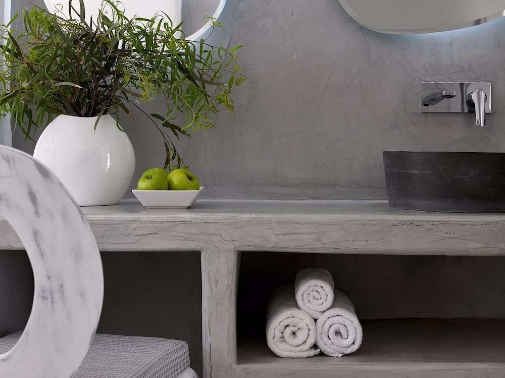 Kalisti Hotel & Suites Elegant White Deluxe Room with Private Balcony 7