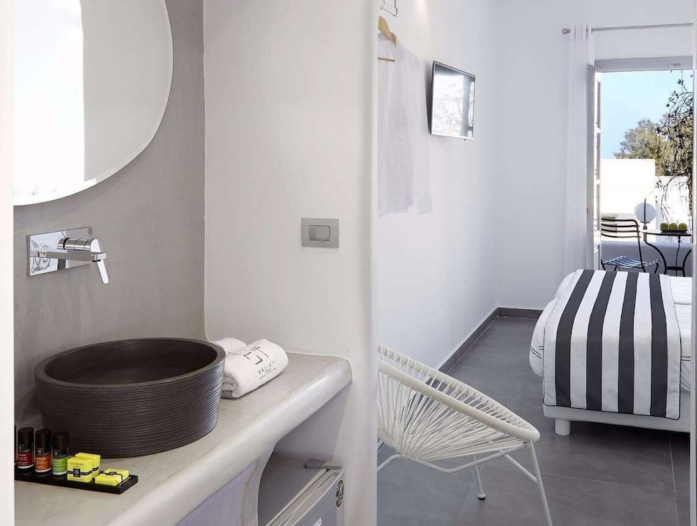 Kalisti Hotel & Suites Elegant White Deluxe Room with Private Balcony 5