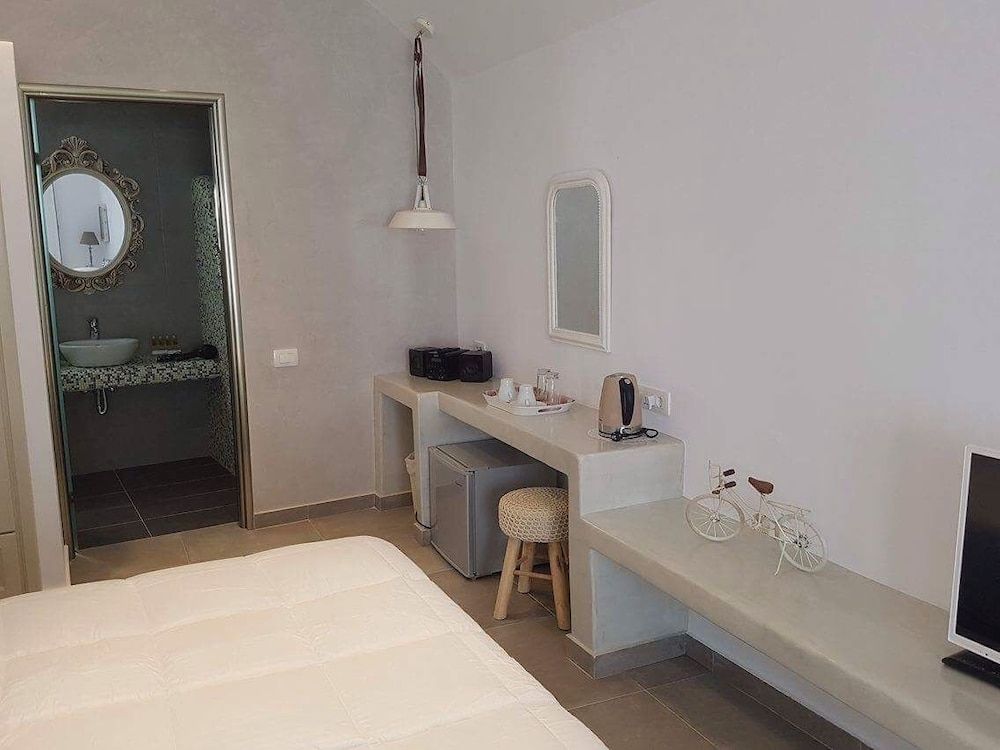 A&G Suites Deluxe Room, Jetted Tub 9