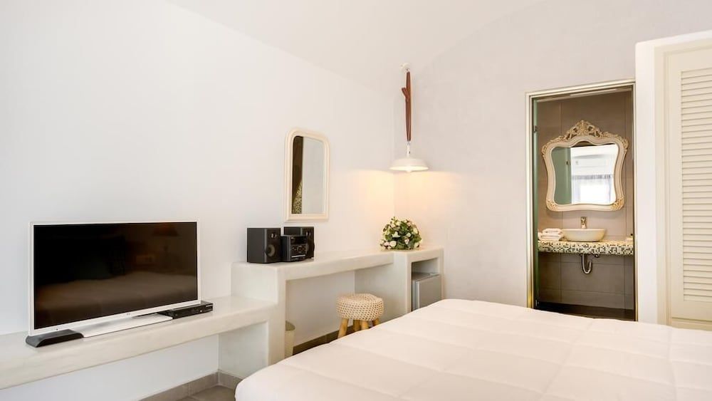 A&G Suites Deluxe Double or Twin Room, Sea View 7