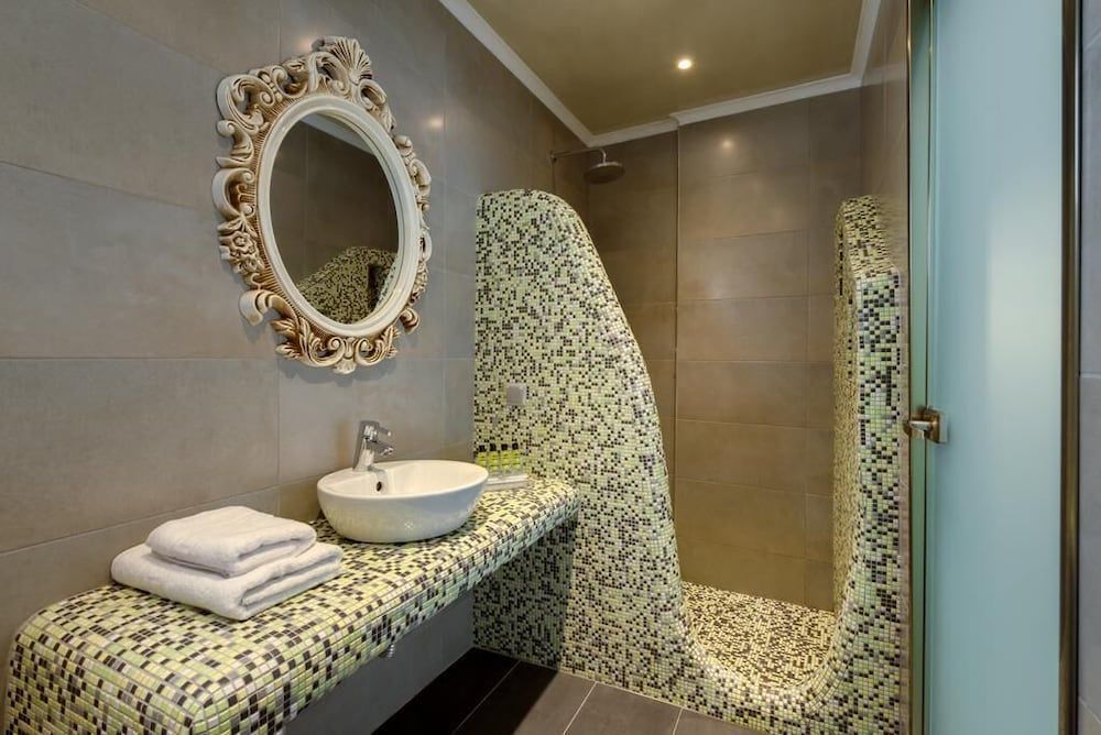 A&G Suites Deluxe Double or Twin Room, Sea View 12