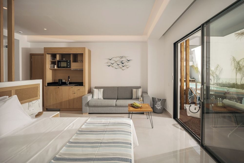 Deluxe Studio Suite, Pool Access