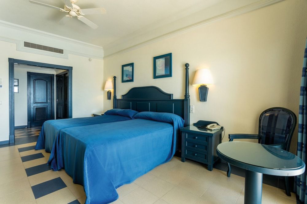 Double Room (C)
