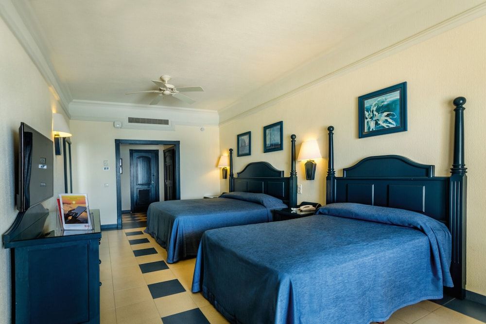 Family Room, Ocean View (B2C-US)