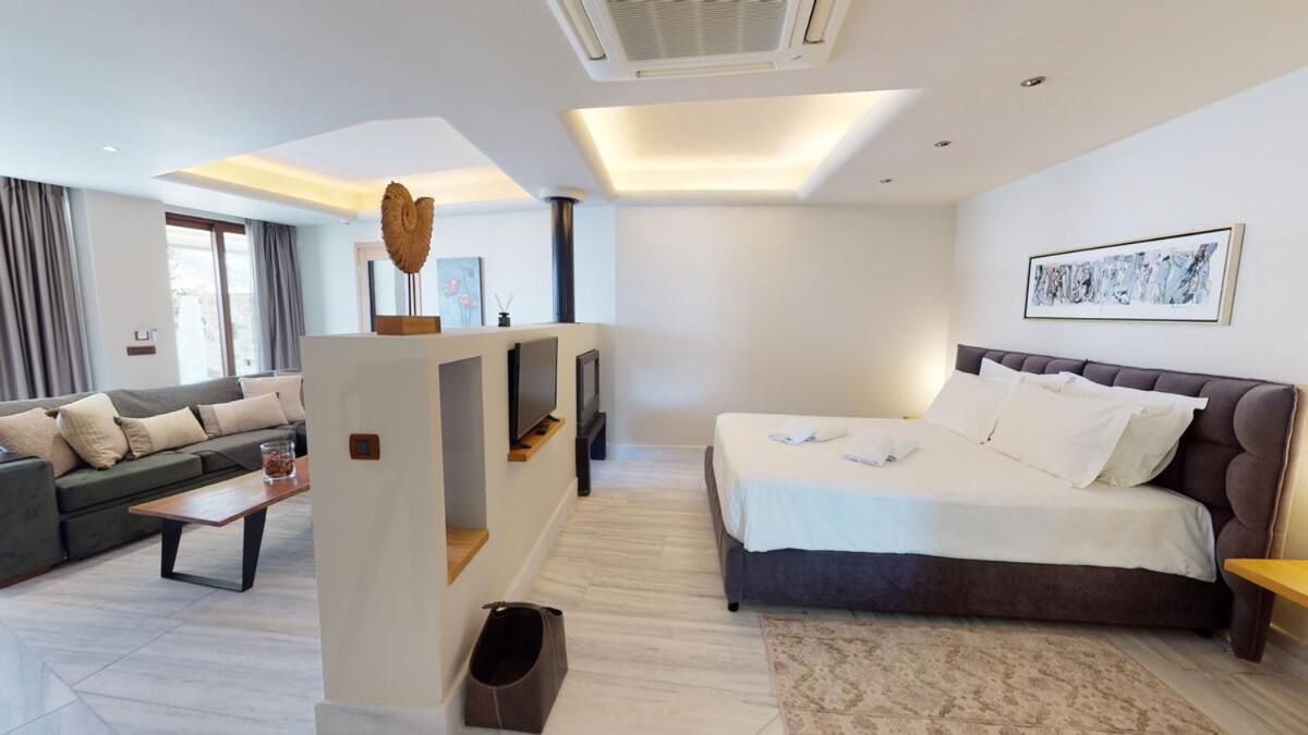 Queen Suite with Spa Bath