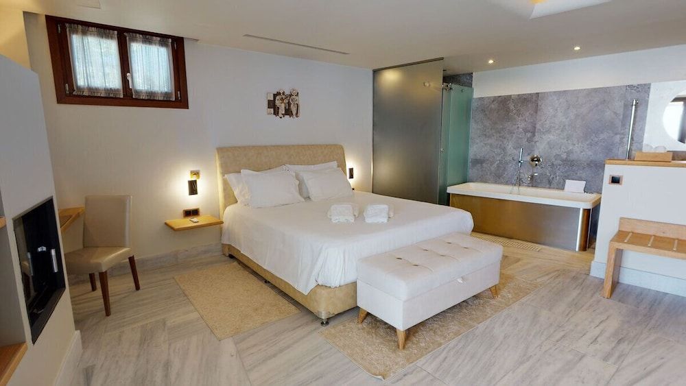 Valeni Boutique Hotel Junior Studio Suite, 1 King Bed, Fireplace, City View 2